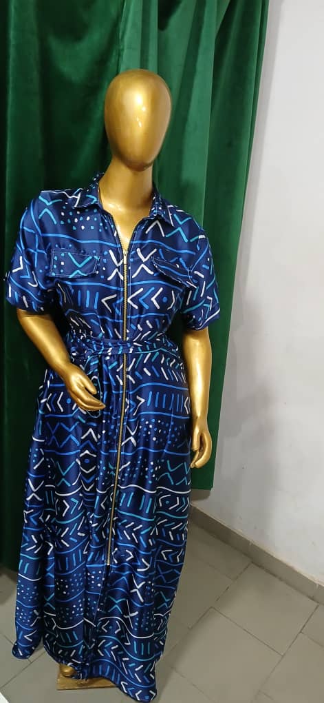 ✨ Robe longue en soie – Élégance bleue aux motifs africains ✨